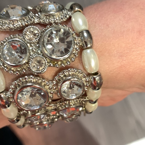 Gorgeous Cookie Lee rhinestone faux pearls bracelet* - Picture 2 of 5
